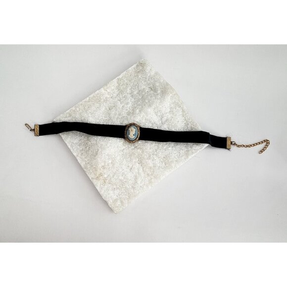 Victorian Style Velour Choker w/ Cameo Blue, Gold & White Toned Necklace - Picture 3 of 9